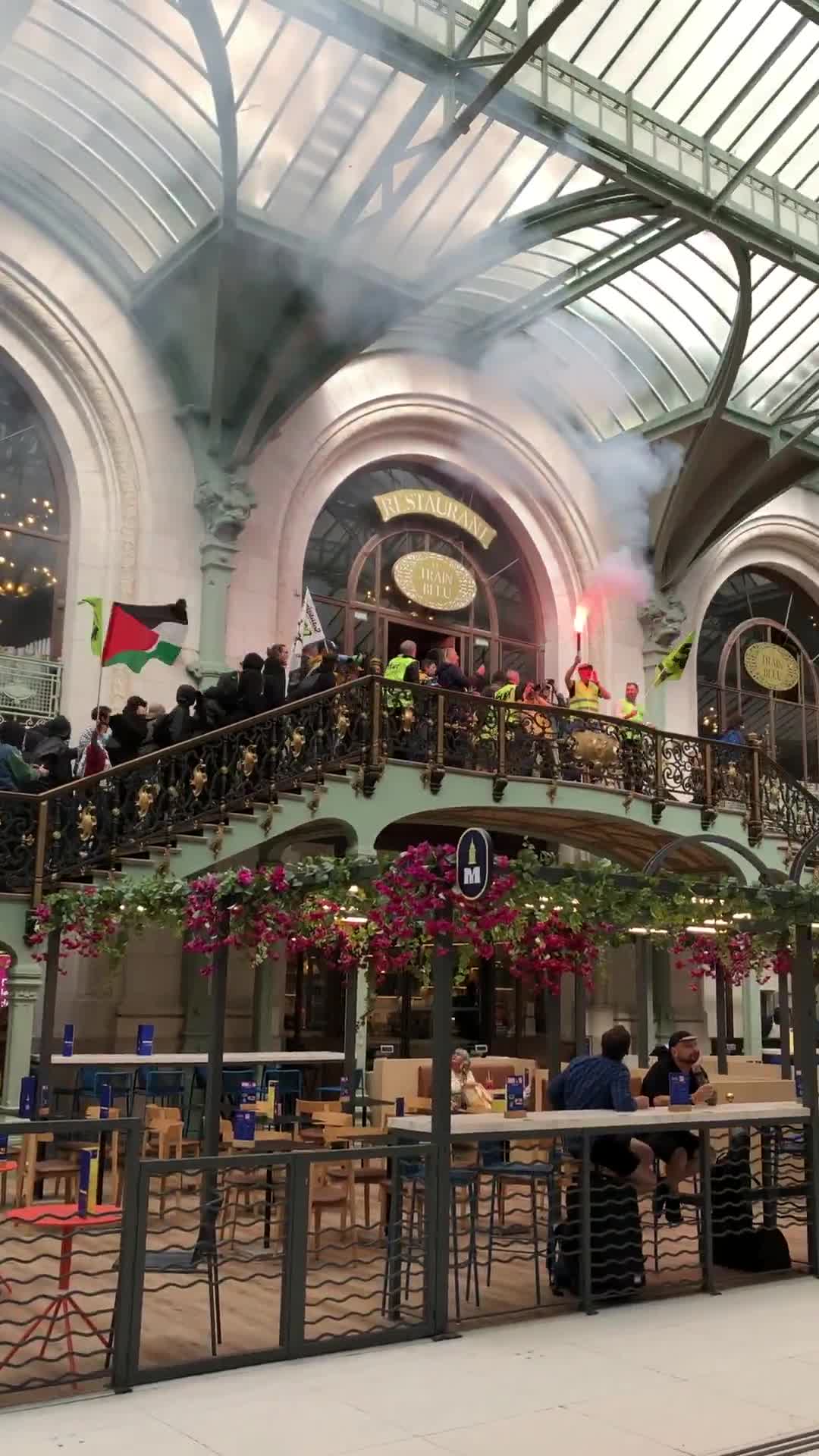   معترضان ایستگاه قطار لیون در پاریس را تصرف کردند