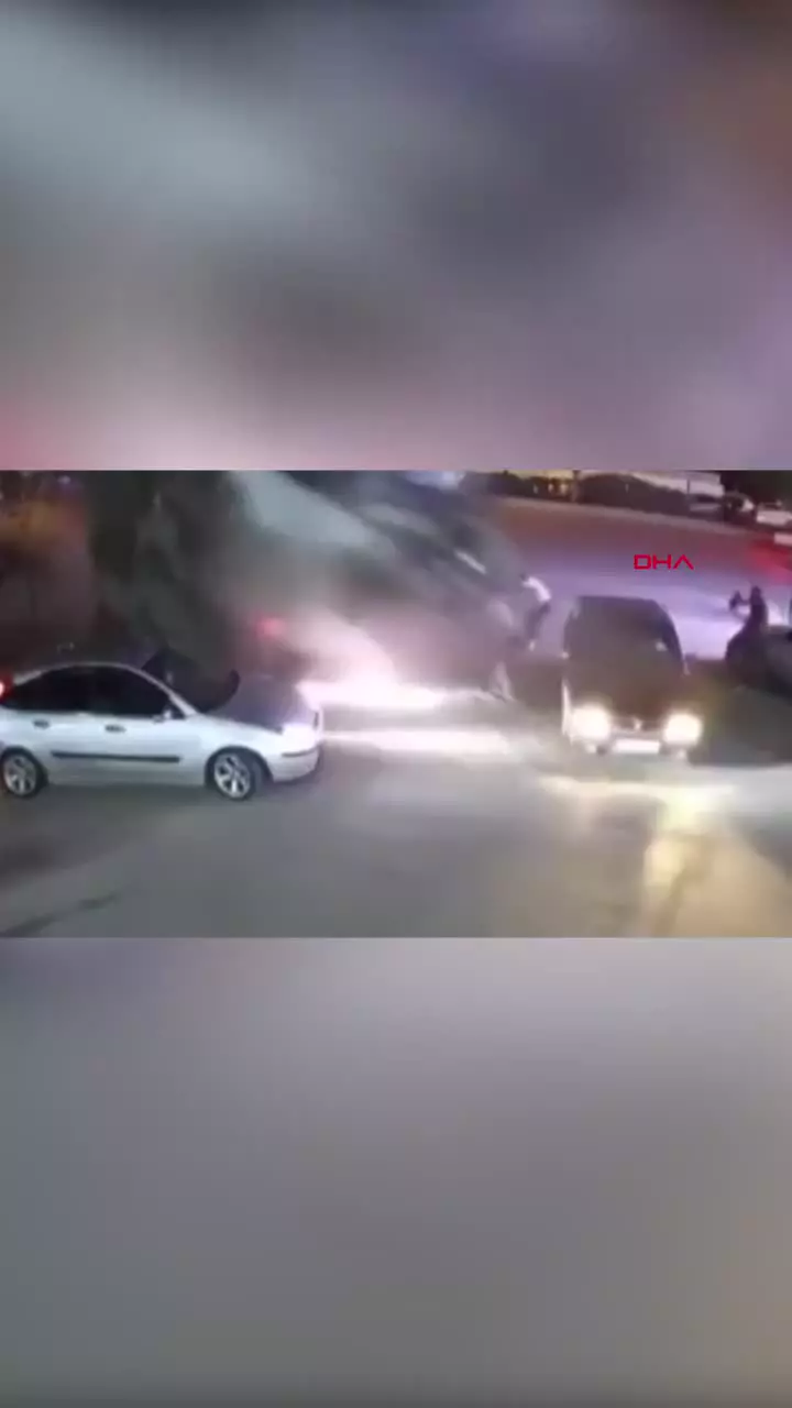   وحشت وسط خیابان؛ خروج کنترل خودرو از دست راننده و پرواز در آسمان!