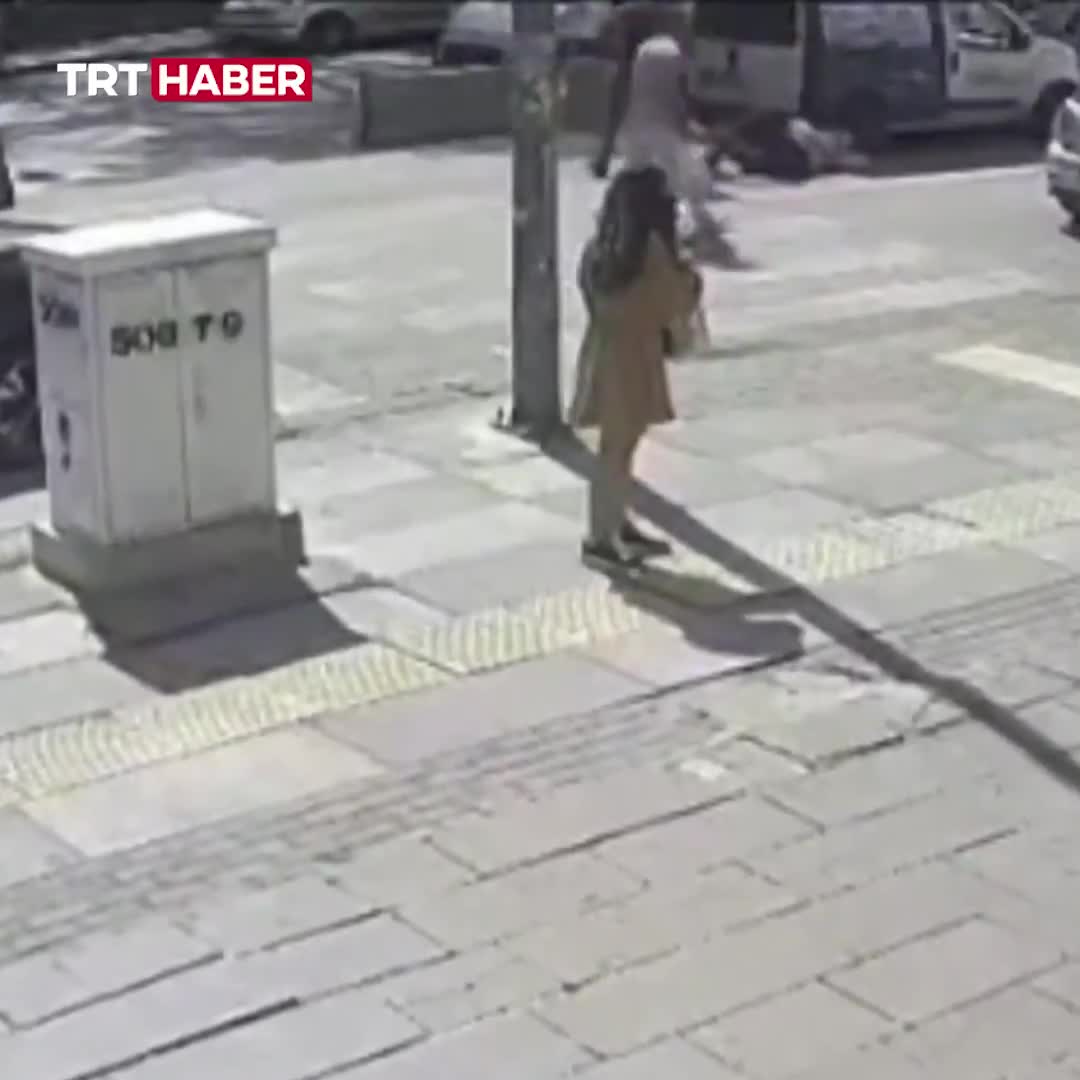   لحظه حمله وحشیانه یک مرد به زن میان‌سال در گذرگاه عابر پیاده