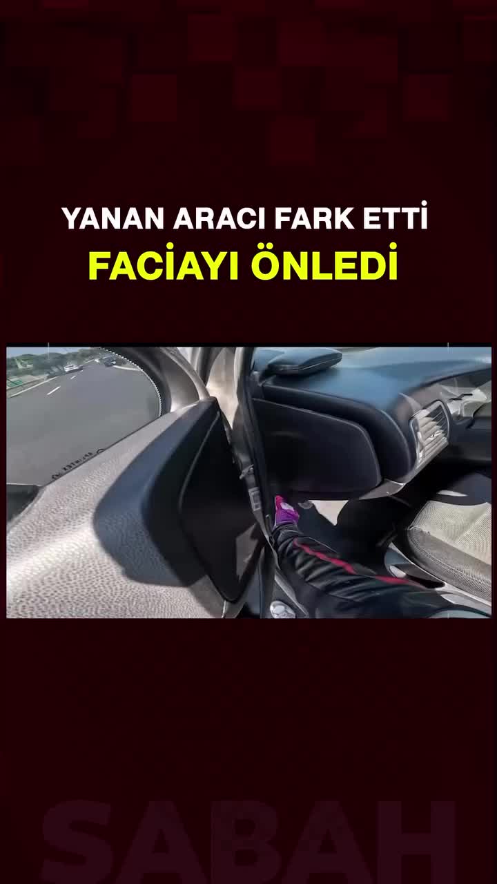   دلهره وسط خیابان؛ وقتی موتورسوار متوجه آتش‌سوزی موتور خودروی سواری شد!