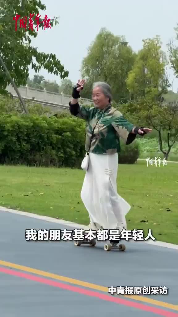   تمرین حرفه‌ای خانم ۶۸ ساله چینی با اسکیت‌بورد