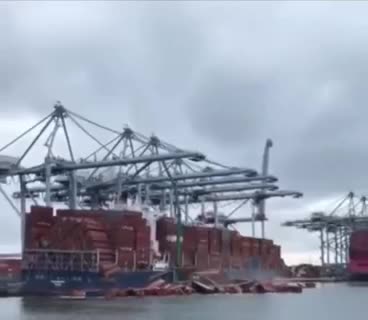   سقوط نزدیک به ۷۰ کانتینر یک کشتی باری در بندر لانگ بیچ کالیفرنیا