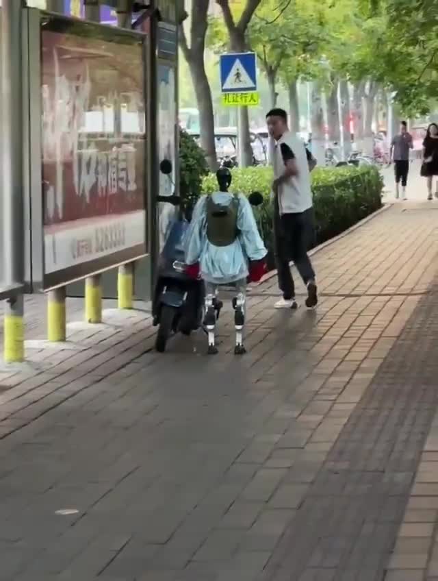   حمله ربات بوکسور به مرد موتورسوار وسط شهر