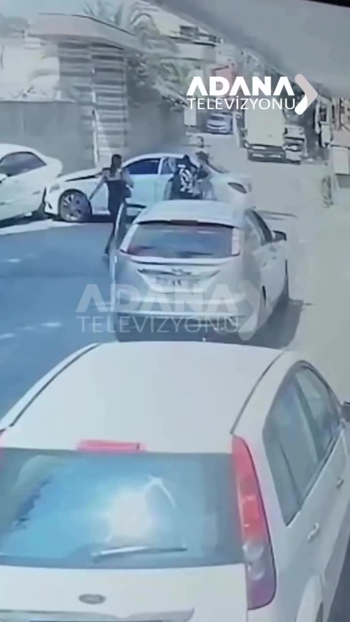   لحظه تصادف عجیب راننده مرسدس بنز با چندین خودروهای پارک شده!