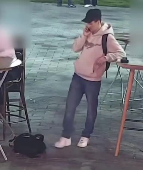   ترفند دزد جوان برای سرقت کوله‌پشتی در تراس کافه!