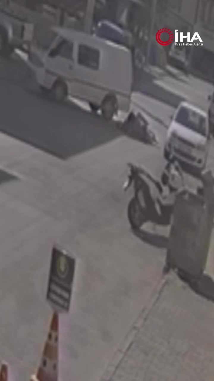   نجات معجزه‌آسای یک گارسون در ترکیه؛ فرار از زیر خودروی ون در آخرین لحظه