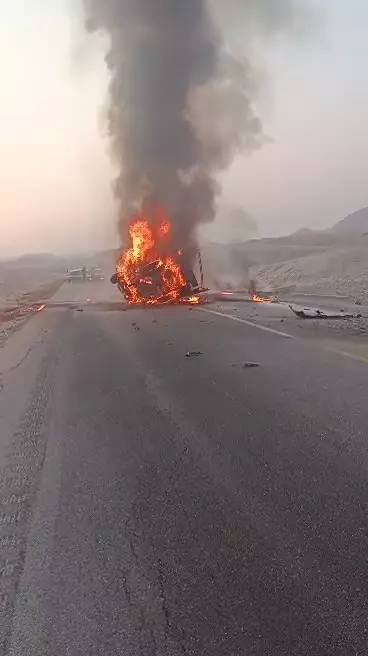   تصاویر هولناک از تصادف پژو و نیسان؛ مرگ راننده نیسان در آتش‌سوزی