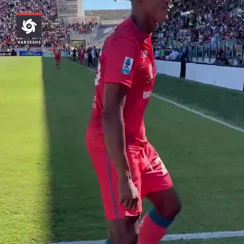   شادی گل جالب یری مینا پس از گلزنی برای کالیاری