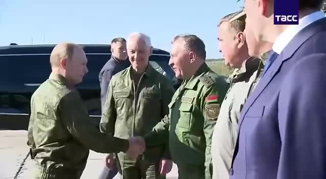   حضور پوتین با لباس نظامی در رزمایش زاپاد ۲۰۲۵