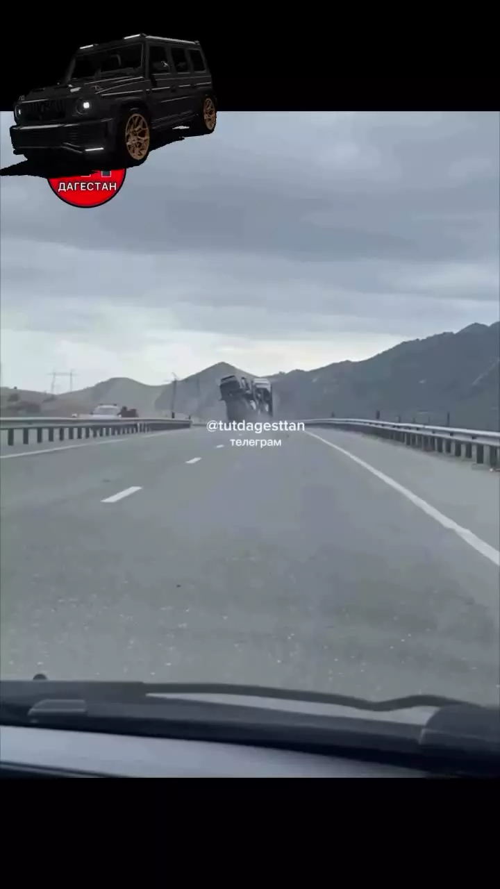  لحظات وحشتناک ترکیدن لاستیک تریلی حامل خودرو در جاده!