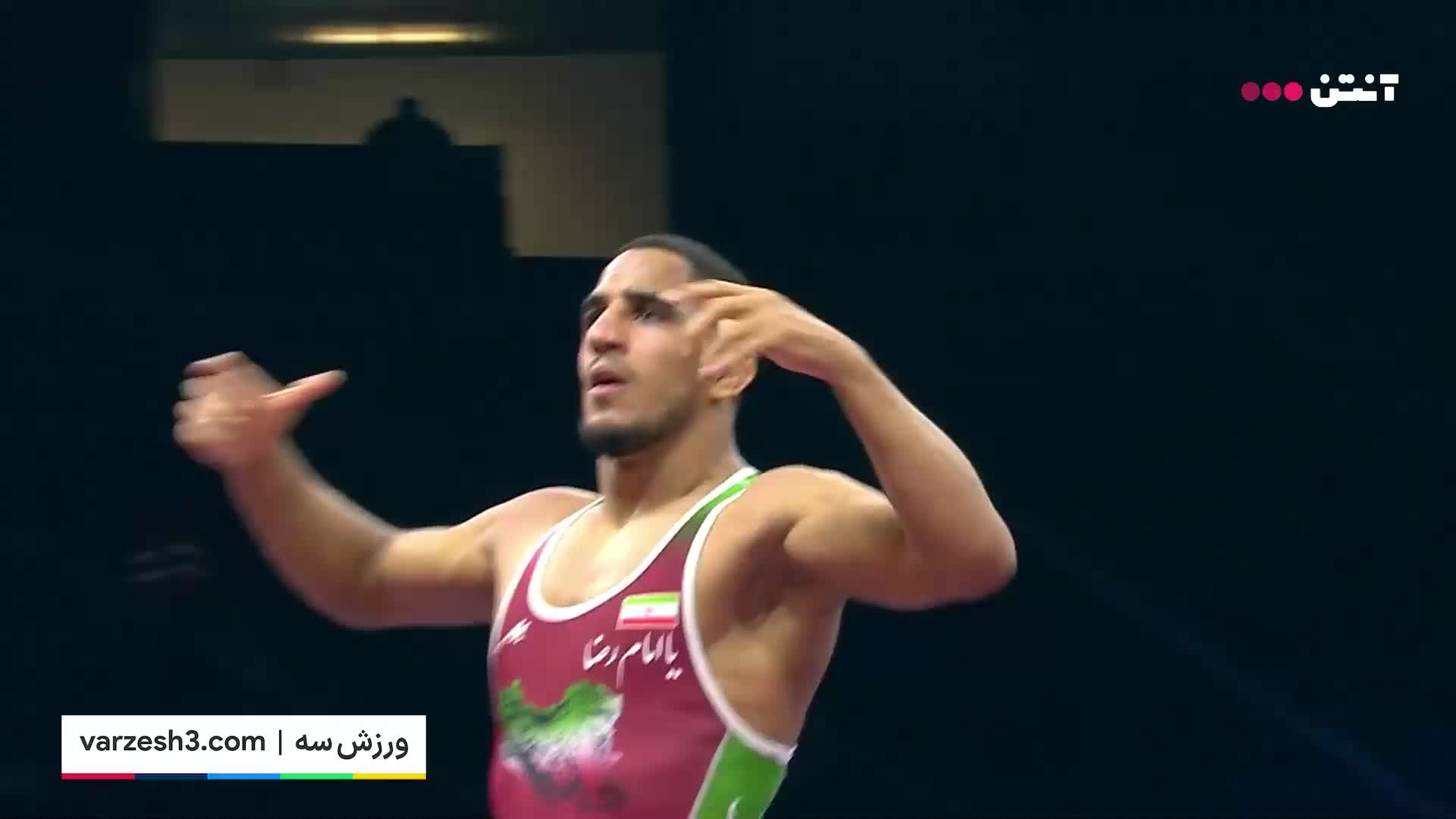   درخواست عموزاد بعد از قهرمانی؛ هم تاج هم کمربند طلا / خوشحالی جالب قهرمان ایرانی