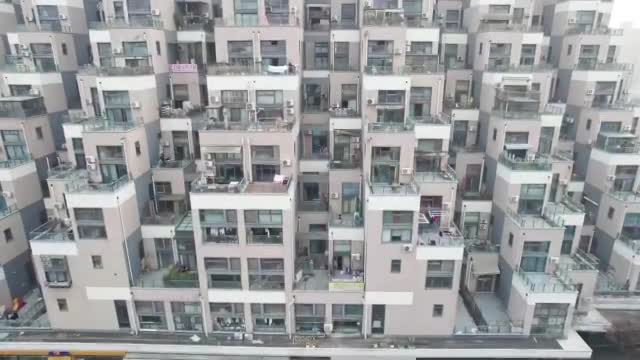   ویدیویی پربیننده از ساختمان‌های هرمی شکل در شهر کونشان چین