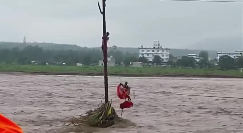   نجات معجزه‌آسای مردی در هند