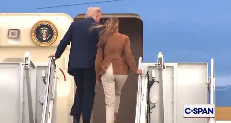   ترامپ به همراه همسرش ملانیا، بریتانیا را ترک کرد