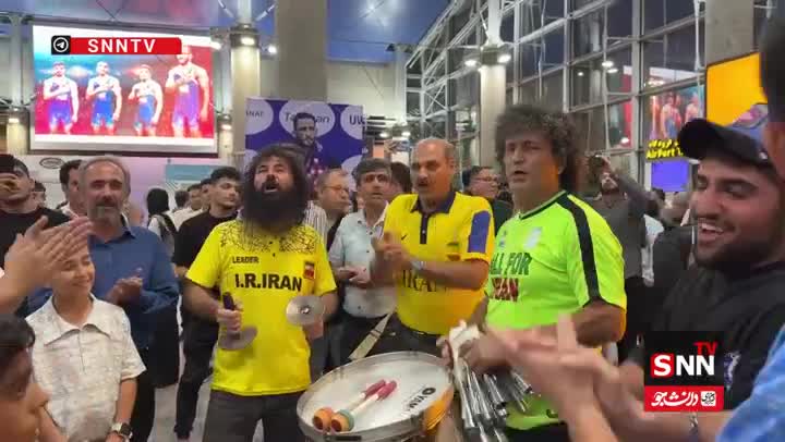   استقبال مردم از تیم ملی کشتی آزاد ایران در فرودگاه