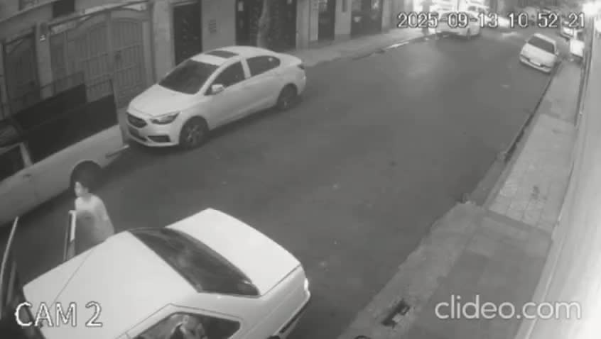   لحظه سرقت دست‌بند طلا توسط سارقان در محله یاخچی آباد تهران