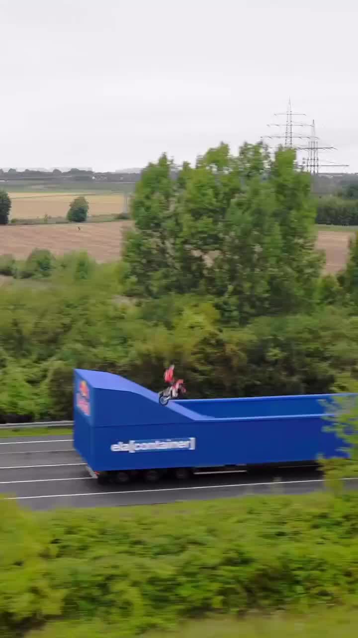   پشتک زدن باورنکردنی موتورسوار آلمانی از روی دو تریلی در بزرگراه!