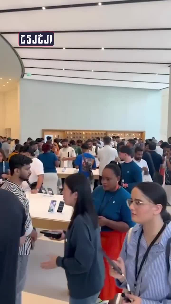   صف خرید آیفون ۱۷ در دبی