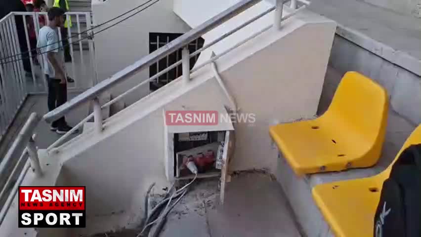   وضعیت خطرناک جعبه تقسیم برق در نزدیکی حضور هواداران روی سکوهای ورزشگاه تختی