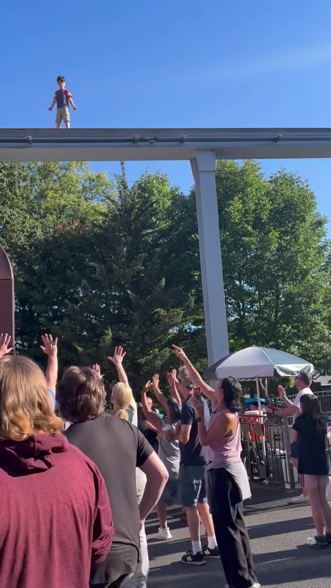   نجات پسربچه از روی ریل قطار در ارتفاع ۶ متری