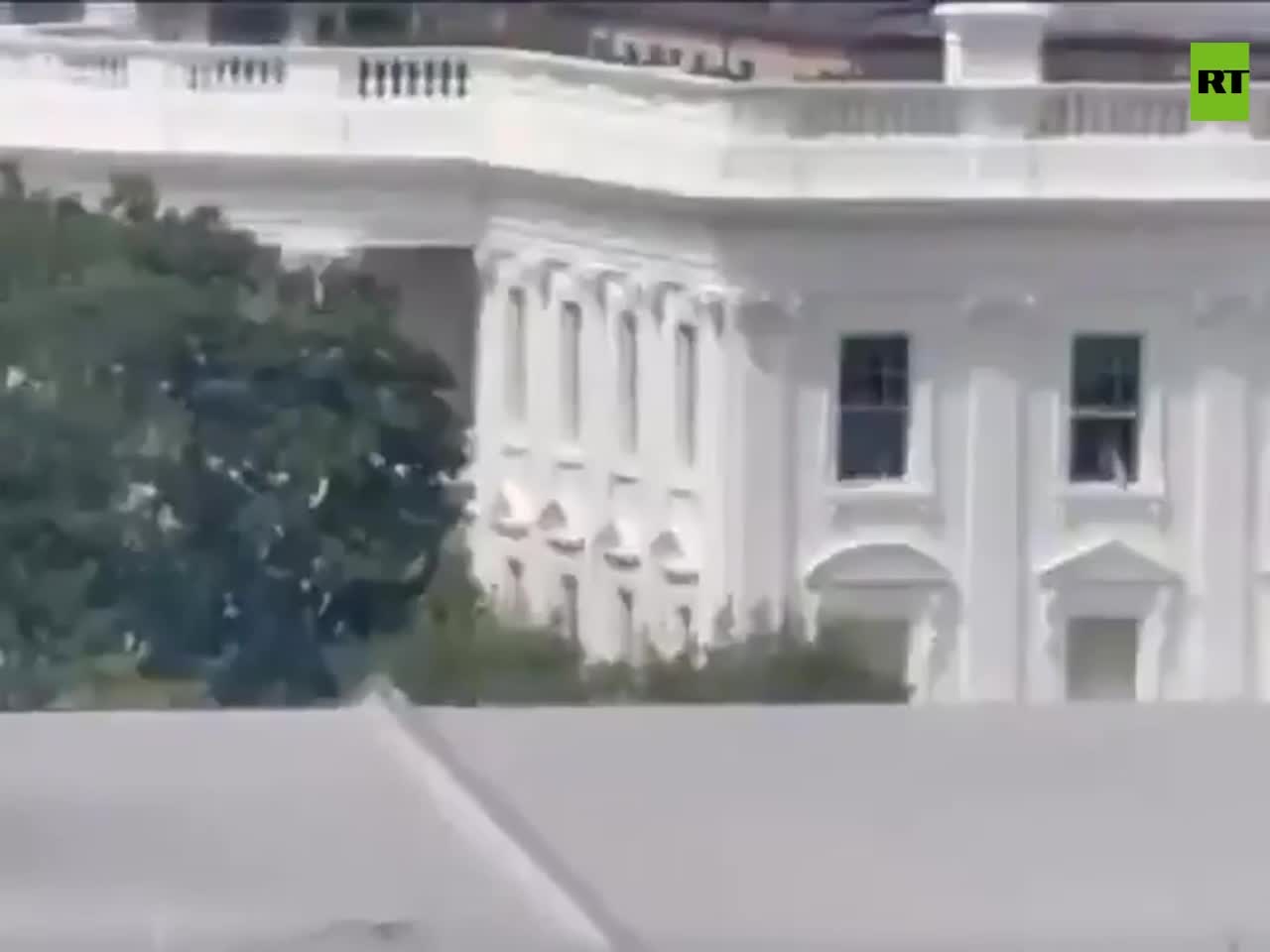   صحنه عجیب پرتاب کیسه‌های سیاه رنگ از پنجره کاخ سفید پیش از سخنرانی ترامپ