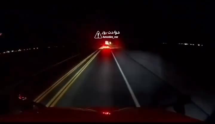   له شدن چهار خودروی سواری زیر چرخ‌های تریلی؛ تصادف وحشتناک ناشی از کم‌نوری جاده و نقطه کور راننده تریلی