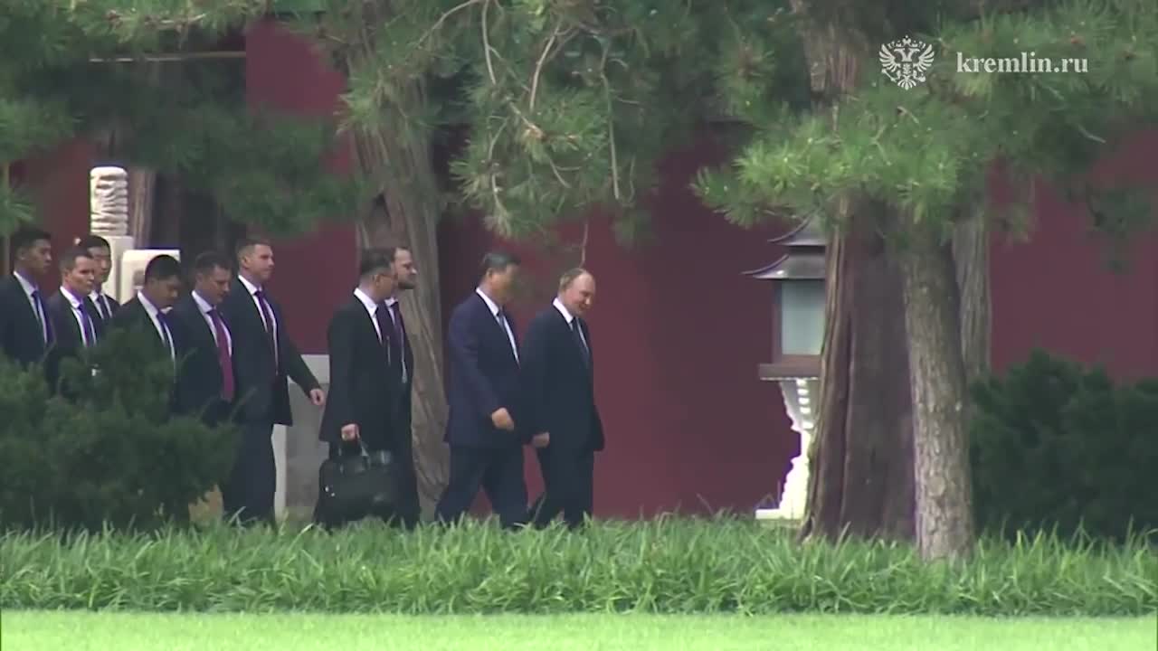   پیاده‌روی دوستانه پوتین و شی جین‌پینگ در پکن