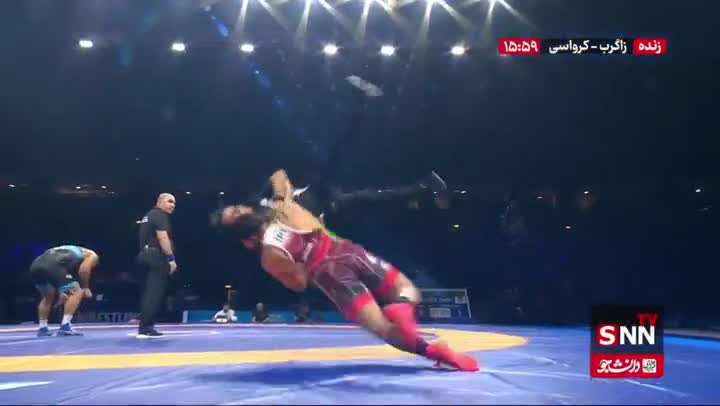   سالتوی هادی ساروی به حسن رنگرز پس از کسب طلای جهانی