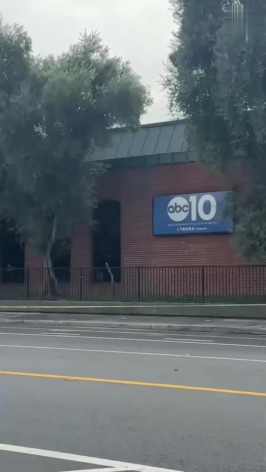   رد گلوله‌ها روی شیشه؛ تیراندازی یک مرد مسلح به سمت شبکه تلویزیونی