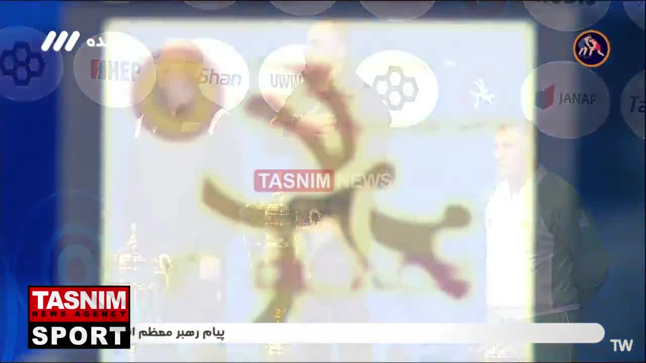   اهدای جام قهرمانی مسابقات کشتی فرنگی قهرمانی جهان به ایران و نواخته شدن سرود ملی کشورمان در سالن برگزاری رقابت‌ها