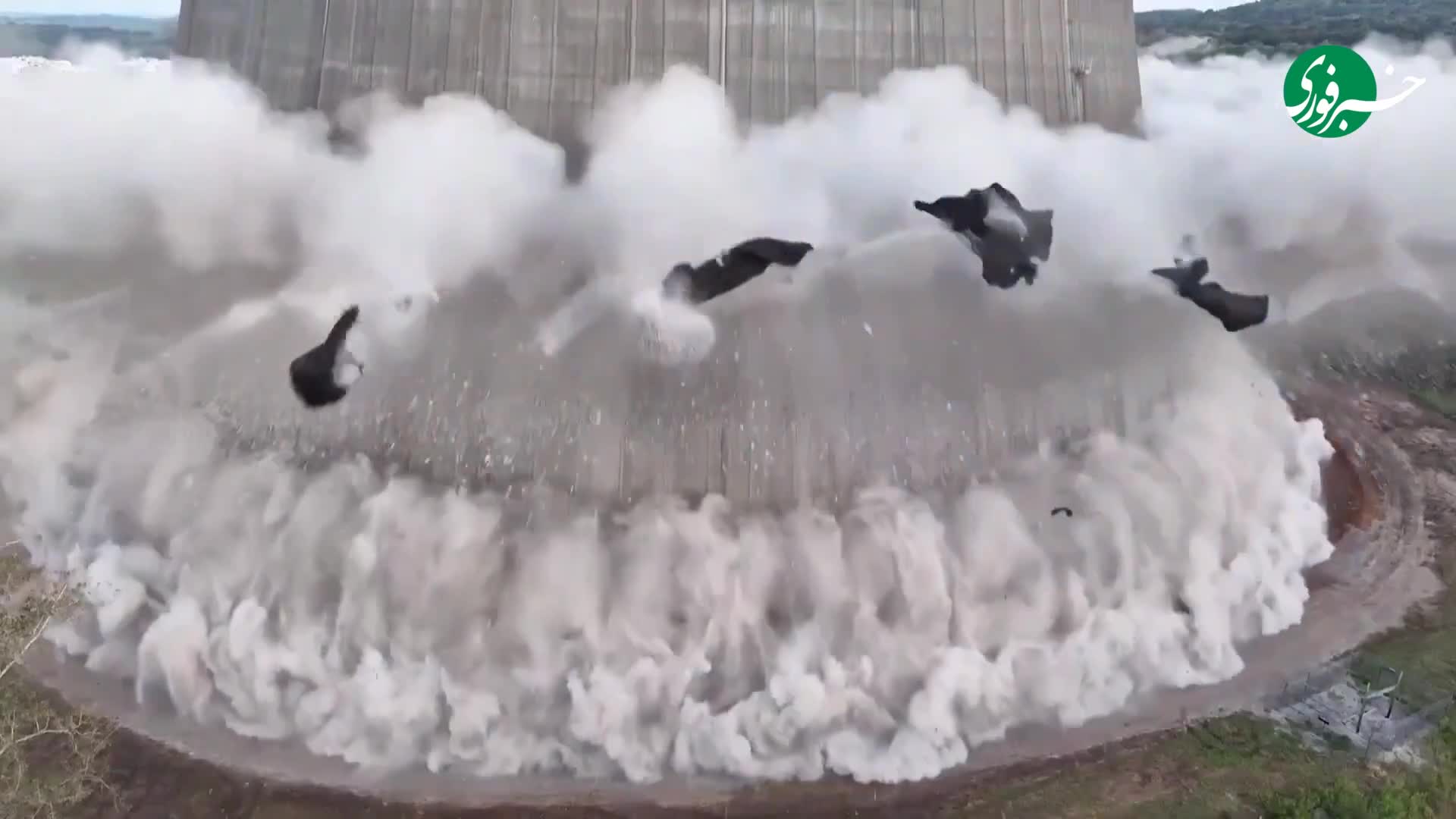   لحظه تخریب برج خنک‌کننده نیروگاه هسته‌ای متروکه آمریکا