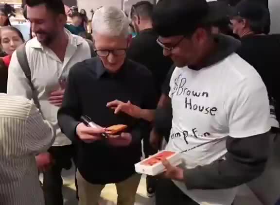   خرابکاری مقابل چشم مدیرعامل؛ انداختن آیفون ۱۷ پرو روی زمین به محض خرید!