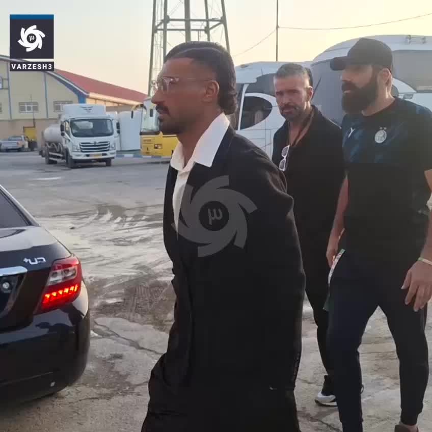   رامین با استایل جدید در ورزشگاه؛ کت‌وشلوار به سبک دهه‌های گذشته!