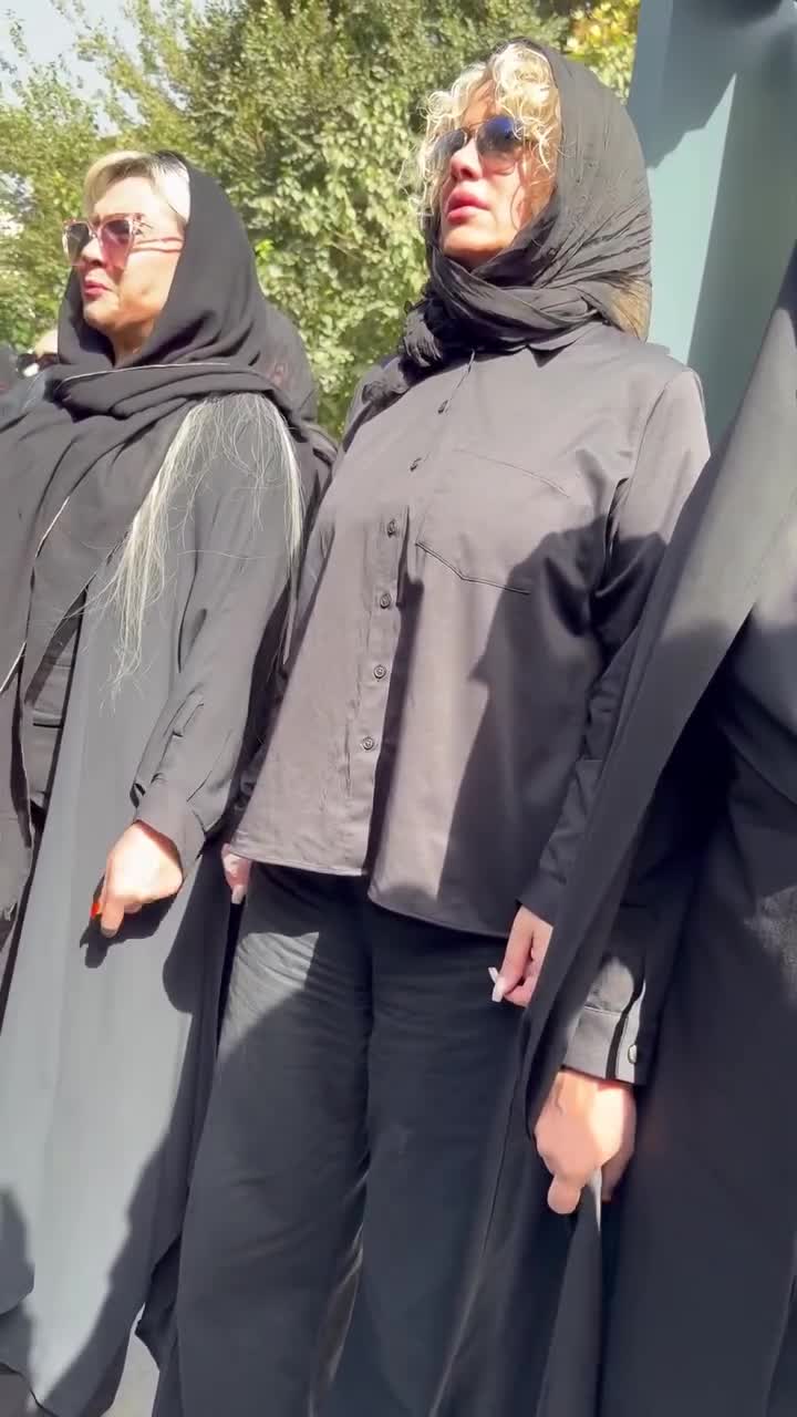   نماز خواندن و گریه‌ شراره رخام در خاکسپاری امید جهان