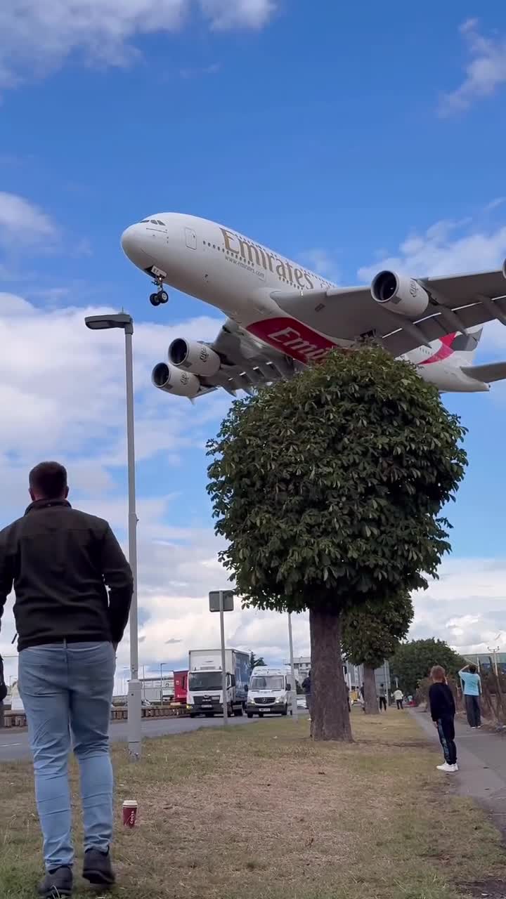   فرود زیبای هواپیمای ایرباس A380 در فرودگاه هیترو لندن