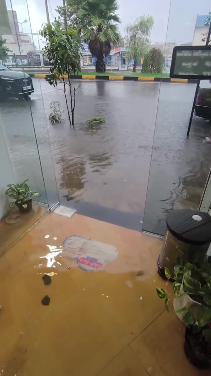   ورود سیلاب به یک داروخانه در آستارا