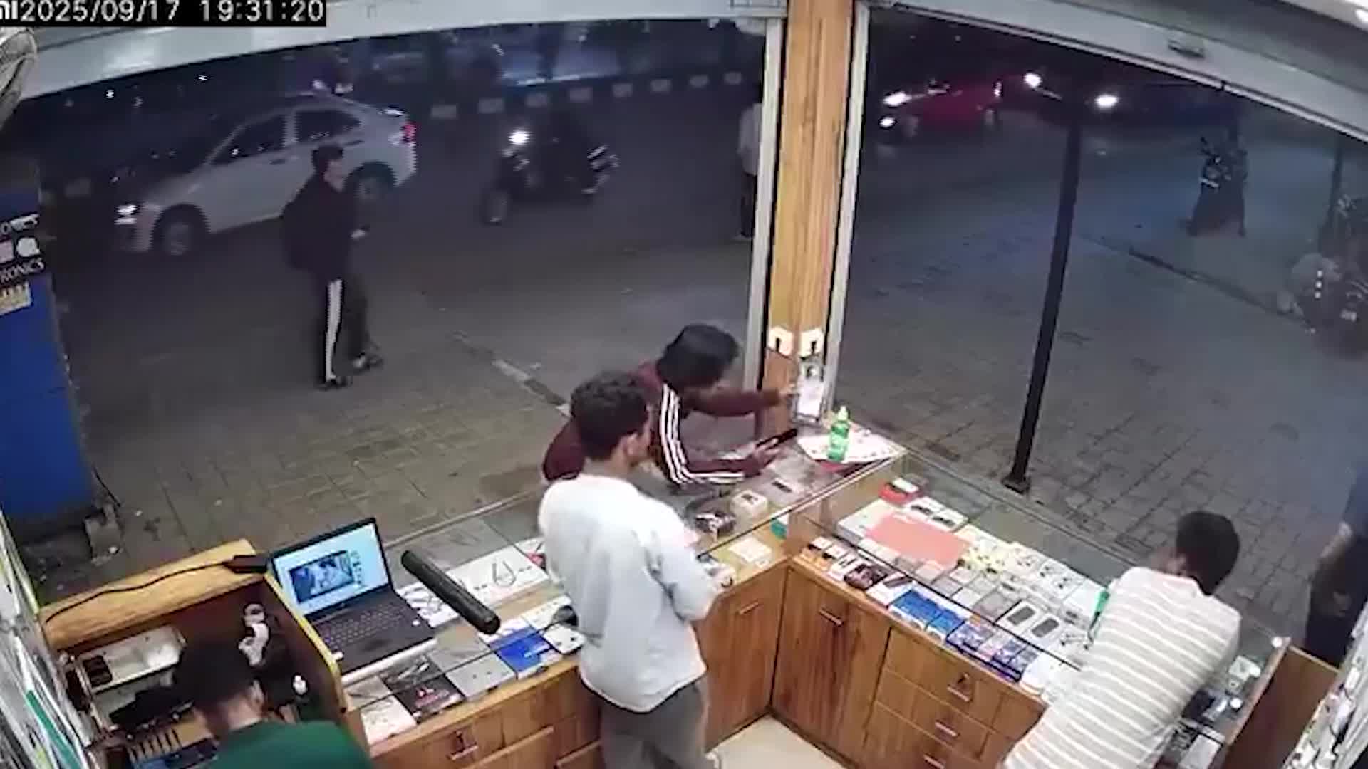   سبقت اشتباه موتورسیکلت هندی حادثه آفرید!