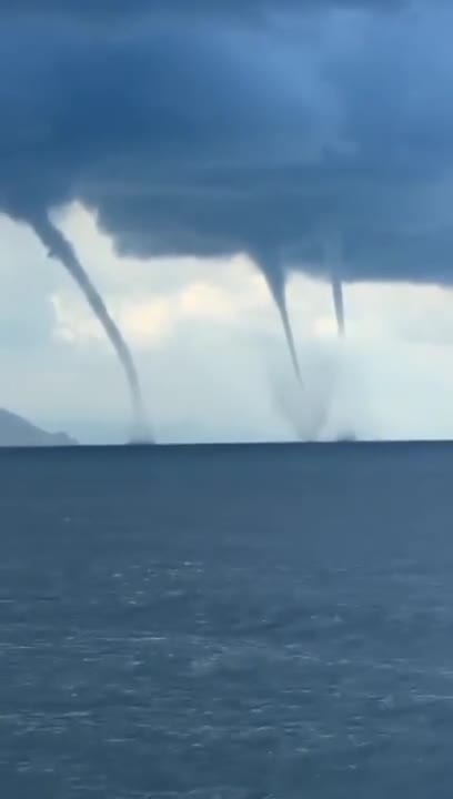   تشکیل ۳ گردباد دریایی در نزدیکی سواحل شهر گیرسون ترکیه به‌طور همزمان