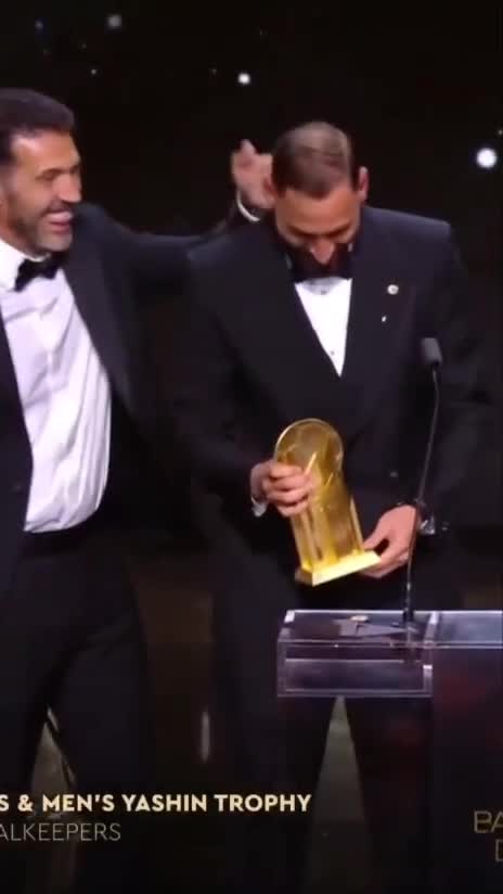   پس‌گردنی بوفون به دوناروما در مراسم توپ طلا