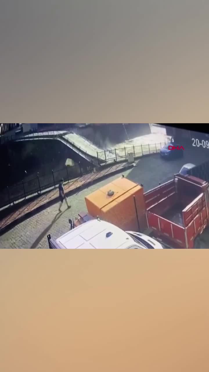   لحظه فرو ریختن پل تاریخی مقابل لنز دوربین