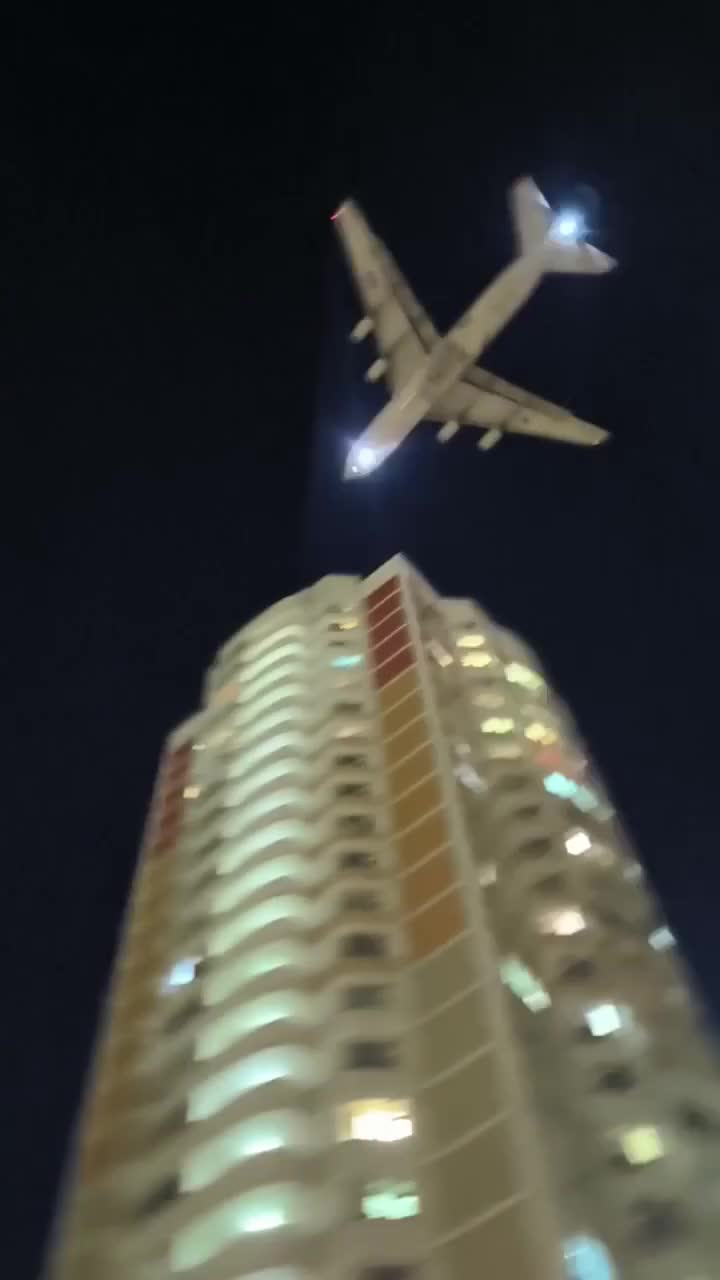   مشاهده هواپیمای باری در ارتفاع پایین بر فراز مسکو