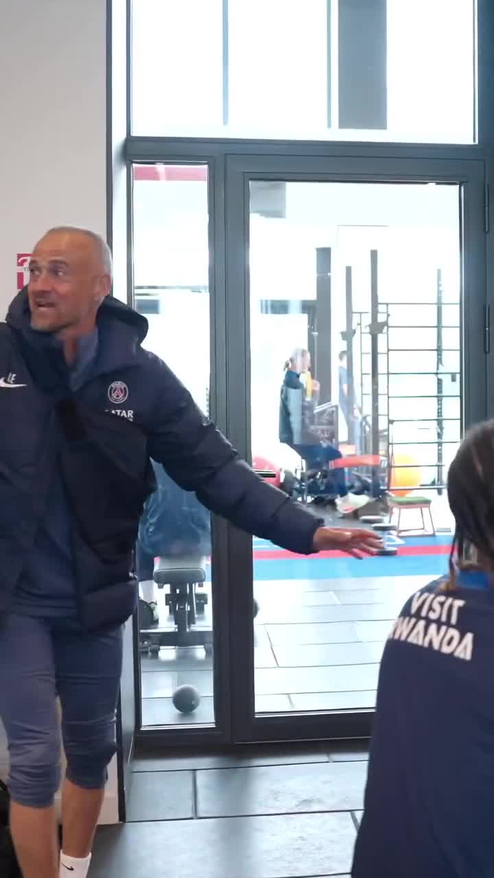   استقبال جالب انریکه از دمبله با توپ طلا