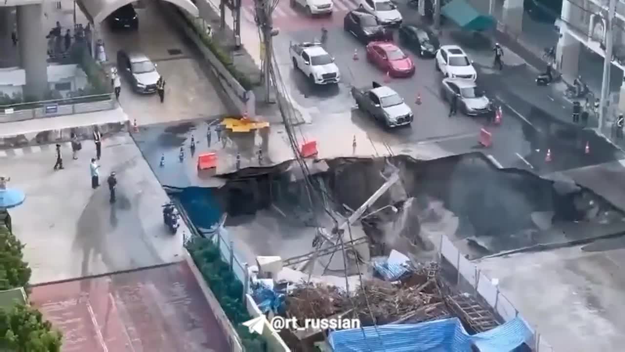   فرونشست بخشی از یک خیابان شلوغ در بانکوک