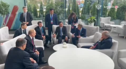   دیدار پوتین با روسای هیأت‌های خارجی در حاشیه مجمع جهانی اتمی در مسکو