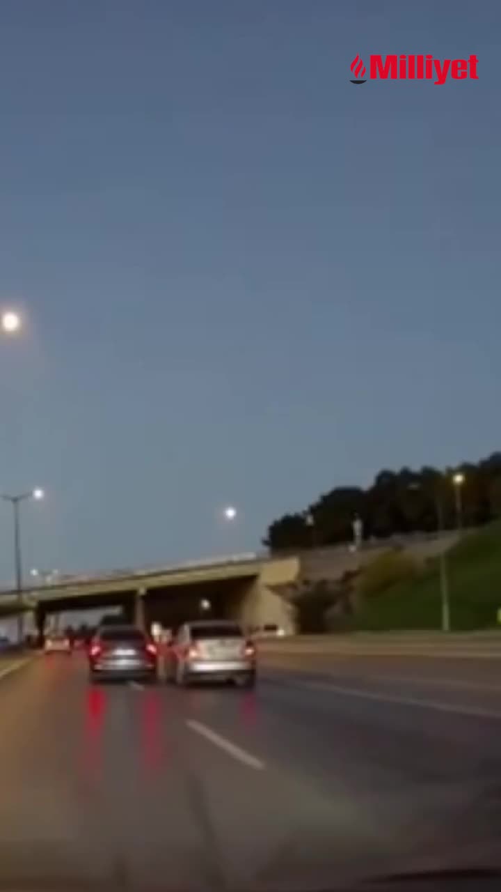   حرکت جنون‌آمیز راننده مزاحم وسط اتوبان؛ انحراف و کوبیده شدن خودروی سواری به دیواره!