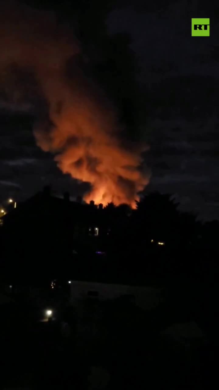   انفجار بزرگ در انباری در یک شهرک صنعتی در انگلیس