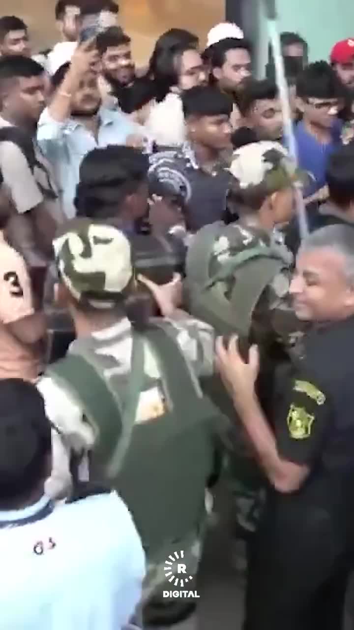   درگیری جوانان هندی در شهر بمبئی بر سر خرید آیفون ۱۷ !