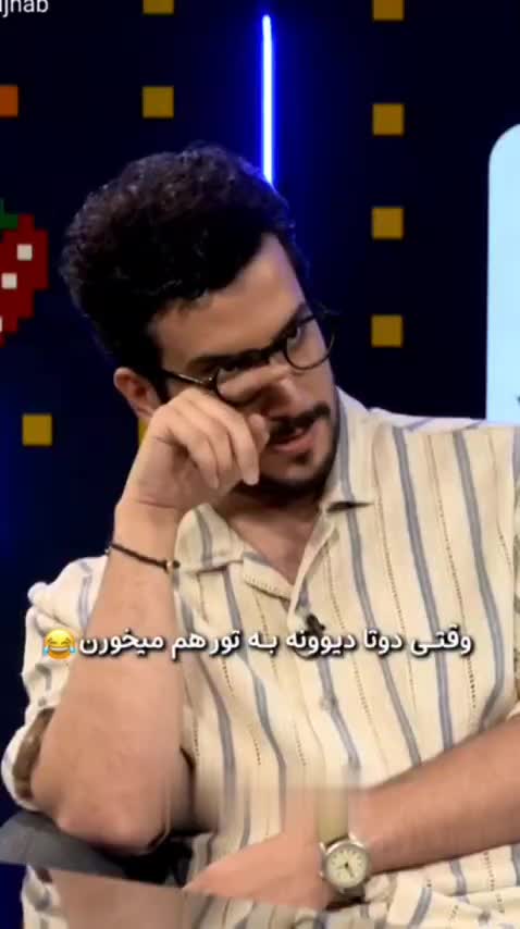   رو دست زدن خنده‌دار هادی کاظمی به امیرحسین قیاسی با چاشنی شماره عینک!