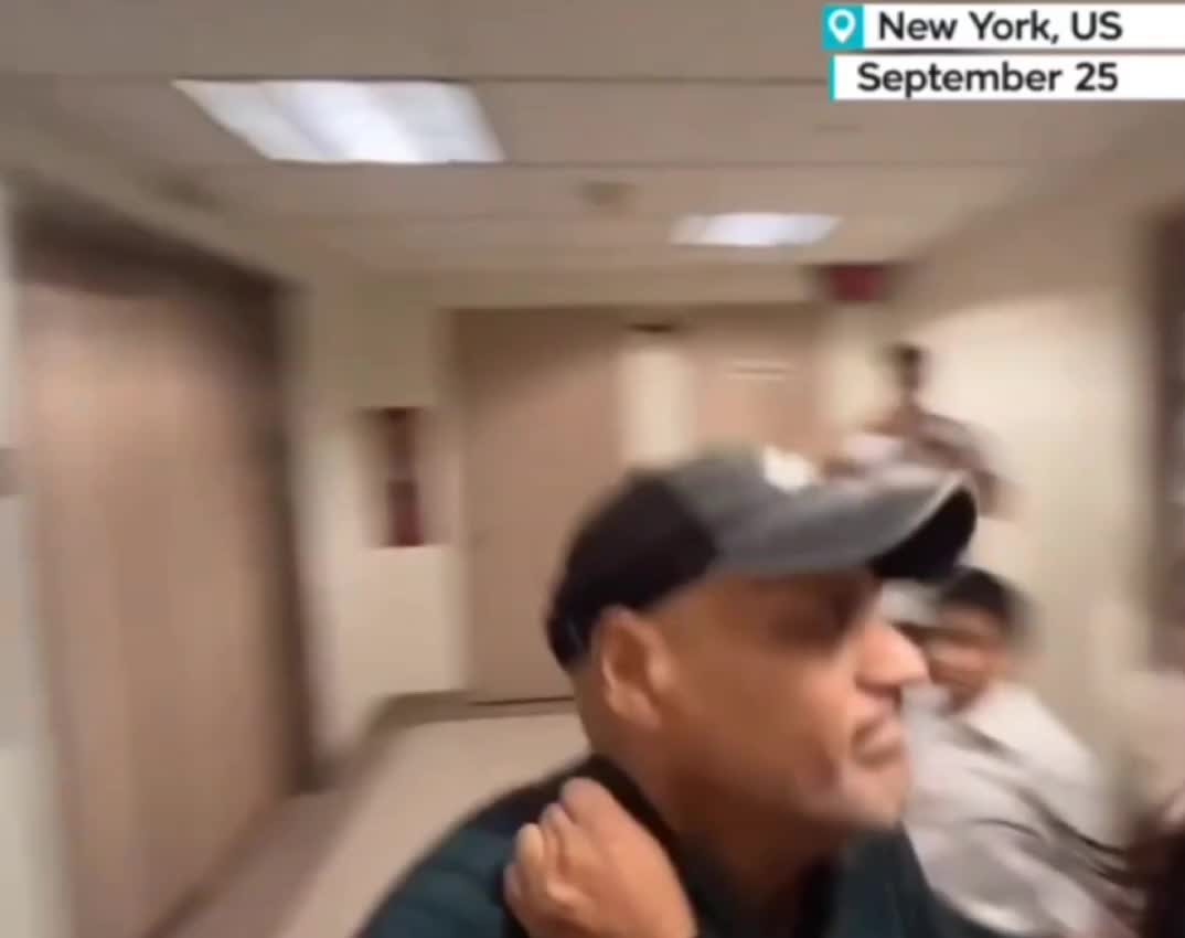   حمله مامور اداره مهاجرت آمریکا به یک زن مقابل فرزندانش