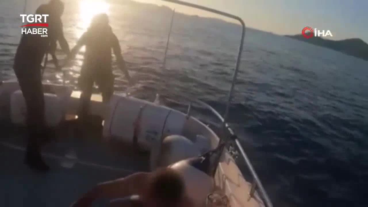   عجیب‌ترین دستگیری روز؛ شکار محکوم فراری وسط دریا حین شنا!